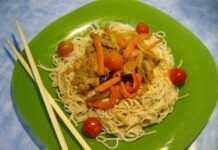 Noodles con verduras y pollo