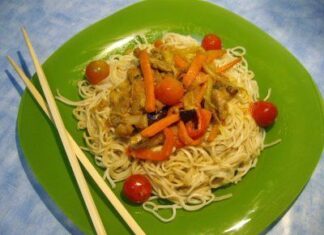 Noodles con verduras y pollo
