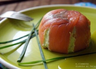 Ensalada de salmón y mousse de aguacate