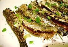 Sardinas marinadas con pan tumaca