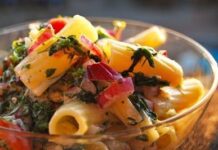 Fideos suabos con queso y ensalada de espinacas.