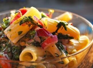 Fideos suabos con queso y ensalada de espinacas.