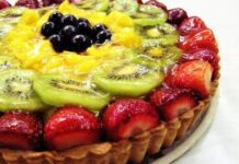 Torta de galletitas, crema y frutas
