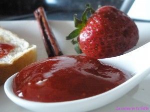 cuchara mermelada fresa