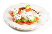 Ensalada de tomate y queso de cabra