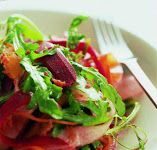 🍳🥗 Ensalada fresca de lechuga roja con aceitunas negras y huevo ensalada de lechuga roja