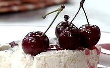 Arrollado de merengue y cerezas