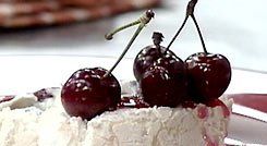 Arrollado de merengue y cerezas