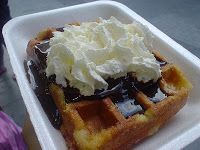 Gofres con chocolate y nata