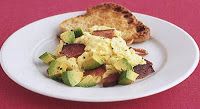 Huevos revueltos con tocino y aguacate