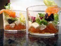 Vasitos de ensalada con salmón ahumado y mozzarella