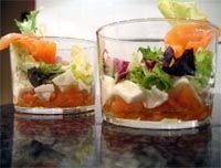 Vasitos de ensalada con salmón ahumado y mozzarella