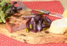 Mortadela a la Plancha con Cebollas Confitadas y Pistachos Mortadela a la Plancha con Cebollas Confitadas y Pistachos