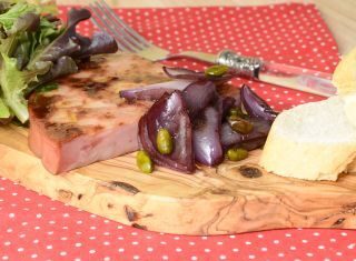 Mortadela a la Plancha con Cebollas Confitadas y Pistachos Mortadela a la Plancha con Cebollas Confitadas y Pistachos